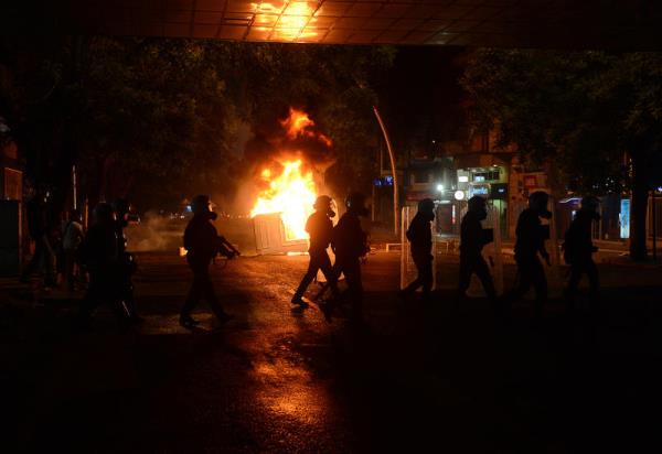 Ankara K�z�lay'da, Taksim Gezi Park�'ndaki olaylar� protesto etmek i�in toplanan gruba polis m�dahale etti