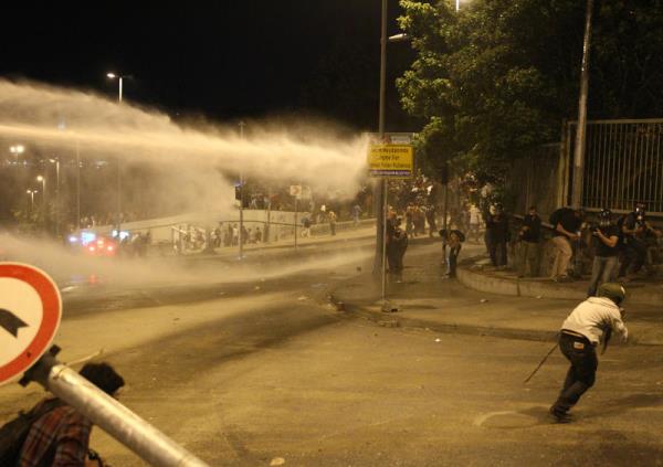 <P>Be�ikta�'ta uyar�ya ra�men da��lmayarak polise ta� ve havai fi�ek atan gruba biber gaz� ve tazyikli suyla m�dahale edildi.</P>