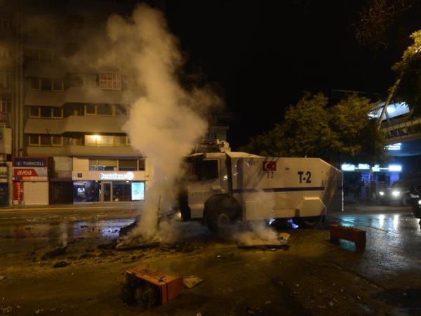 Taksim Gezi Park�'ndaki olaylar� protesto i�in Ankara K�z�lay'da toplanan gruba polis m�dahale etti. Sokak aralar�na da��lan baz� g�stericiler barikat kurarak bir b�feyi ate�e verdi.Yanan ate�i TOMA s�nd�rd�
