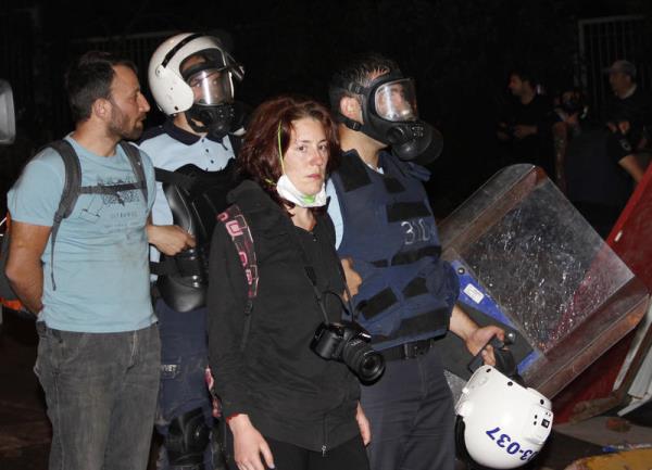 <P>Gece yar�s� Bele�tepe mevkisinden G�m��suyu caddesinden Dolmabah�e'ye do�ru inen g�sterici gruba �evik kuvvet gaz bombas� ve TOMA ara�lar�ndan s�k�lan tazyikli suyla m�dahale etti</P>