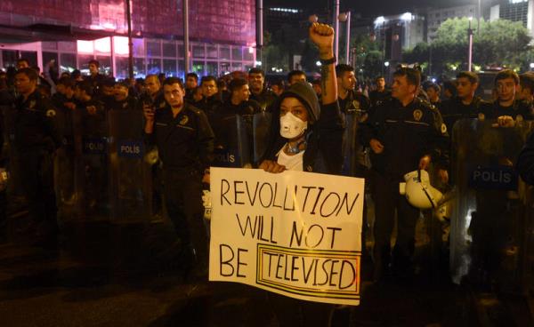 Taksim Gezi Park�'ndaki olaylar� protesto i�in Ankara K�z�lay'da toplanan grup, pankart ta��yarak eylem yapt�