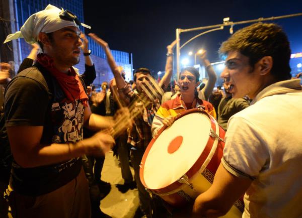 Taksim Gezi Park�'ndaki olaylar� protesto etmek i�in toplanan grup, Ankara K�z�lay'da Ziya G�kalp Caddesini trafi�e kapatt�.