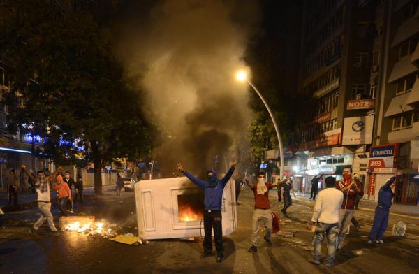 Taksim Gezi Park�'ndaki olaylar� protesto i�in Ankara K�z�lay'da toplanan gruba polis m�dahale etti. Sokak aralar�na da��lan baz� g�stericiler barikat kurarak bir b�feyi ate�e verdi.