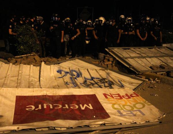 Be�ikta�'ta uyar�ya ra�men da��lmayarak polise ta� ve havai fi�ek atan gruba biber gaz� ve tazyikli suyla m�dahale edildi.