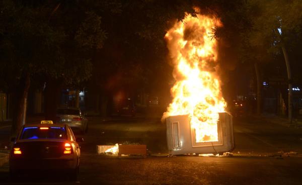 Taksim Gezi Park�'ndaki olaylar� protesto i�in Ankara K�z�lay'da toplanan gruba polis m�dahale etti. Sokak aralar�na da��lan baz� g�stericiler barikat kurarak bir b�feyi ate�e verdi.