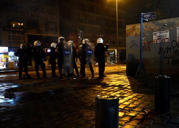 Ankara K�z�lay'da, Taksim Gezi Park�'ndaki olaylar� protesto etmek i�in toplanan gruba polis m�dahale etti