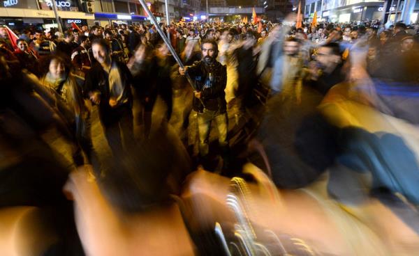 Taksim Gezi Park�'ndaki olaylar� protesto i�in Ankara K�z�lay'da toplanan gruba polis m�dahale etti. Sokak aralar�na da��lan baz� g�stericiler barikat kurarak bir b�feyi ate�e verdi.