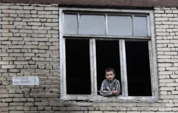 Reuters foto�raf��s� David Mdzinarishvili taraf�ndan k�y�nde g�r�nt�lenen Bacho, gitti�i ilkokulda, matematik, G�rc�ce ve �ngilizce dersleri g�r�yor.