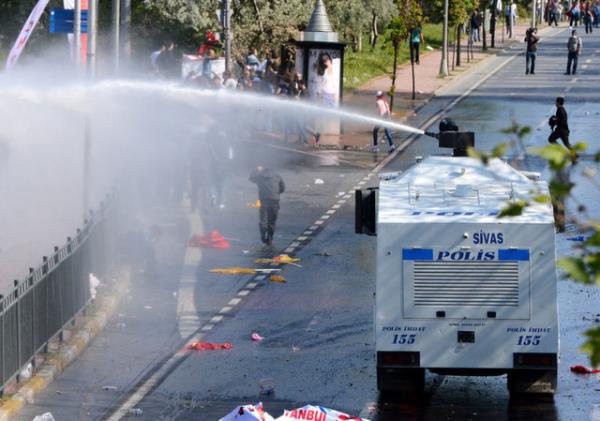 Polisin tazikli suyla mdahalesi...