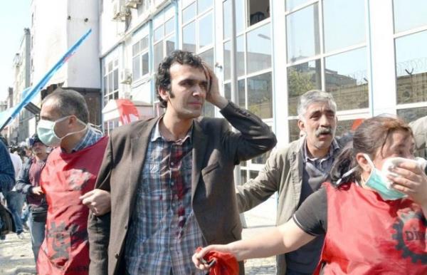 stanbul'da 1 Mays Emek ve Dayanma Gn dolaysyla baz sendika ve sivil toplum rgt yeleri Taksim Meydan'na girmeye alrken, polis blgede geni gvenlik nlemleri ald.