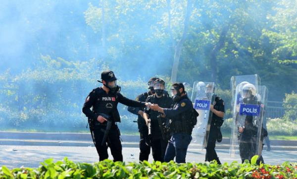 Polis, Beikta Meydan'nn ayr noktalarnda toplanan CHP ile KESK ve Trk Metal Sendikas yelerinin bir araya gelmesine izin vermedi.