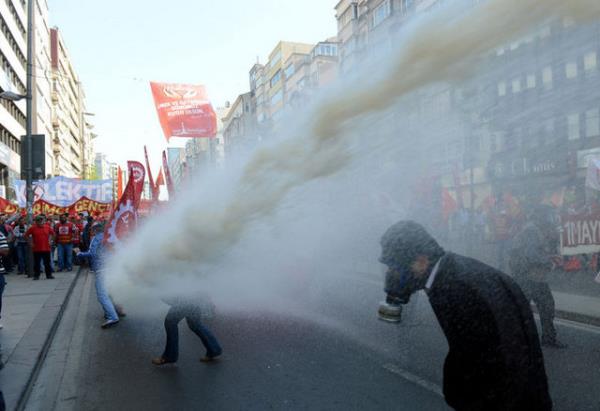 Polisin uyarlarna ramen dalmayan gruba tazyikli su ve gazla mdahale edildi. Gstericiler, Yldz Park'na doru dald.