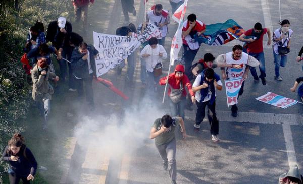 Gazdan etkilenen eylemciler ara sokakalara kayor.