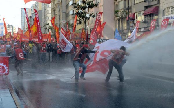 DSK'e bal sendikalara ye iiler, kutlamalar iin ili'deki DSK Genel Merkezi nnde topland.