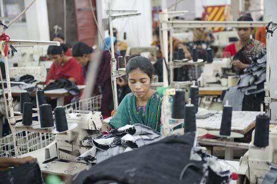 20 ya��ndaki Ferdousy Chittagong'daki bir tekstil at�lyesinde �al���yor.