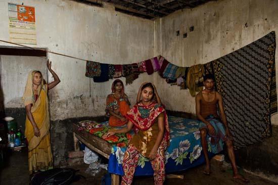 Foto�rafta Chemona Begum (50), o�lu Rubel (25) ve k�zlar� Fatema (23) ve Morzina (27) ile birlikte g�r�l�yor. Kendisi �al��mayan ve be� �ocu�u da konfeksiyon i��isi olan Begum'un e�i ise g�ndelik i��i olarak �al���yor.