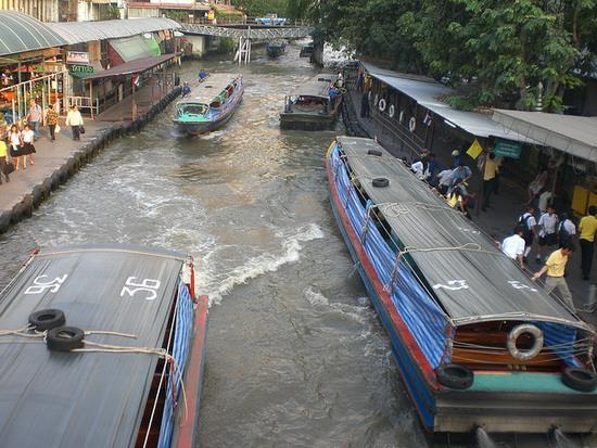 Kanal Taksi, Tayland  Bangkok’a kanallar�ndan dolay� Do�u’nun Venedik’i de denir. Nehir ve kanal taksileri ula��m i�in �ok �nemli ve hatta bazen en fazla tercih edilenidir. Yolda e�ilmeniz gereken baz� k�pr� alt� ge�i�leri de olaca��ndan dikkatli olmak gerekir.
