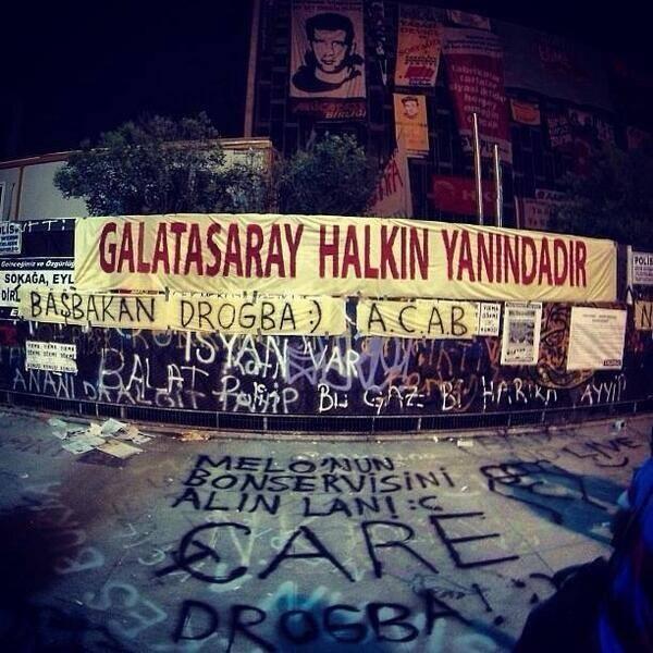 <P>"�ARE DROGBA"</P>  <P>�iddet olaylar� azald�k�a ortaya ��kan mizah kimi zaman g�ld�r�rken kimi zaman da d���nd�rd�. Eylemciler, "�are Sar�g�l" yaz�lar�na "�are Drogba" slogan�yla kar��l�k verirken, bir yandan da "25 ANAP'l�y� evinde zor tutuyoruz" pankartlar� haz�rlad�.</P>