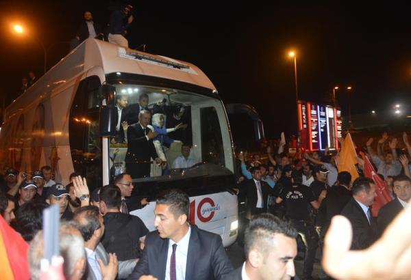 Bir dizi temas iin 3 Haziran'da kt Fas, Cezayir ve Tunus gezisinden yurda dnen Babakan Recep Tayyip Erdoan, Atatrk Havaliman'nda kendisini bekleyenlere seslendikten sonra skdar Kskl'daki konutuna seim otobsyle geti.