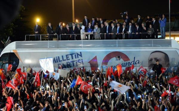 <P>Fas, Cezayir ve Tunus'taki temaslarnn ardndan yurda dnen Babakan Recep Tayyip Erdoan, Atatrk Havaliman Devlet Konukevi&#8217;nde AK Parti seim otobsnden kendisini karlamaya gelen vatandalara hitap etti.</P>