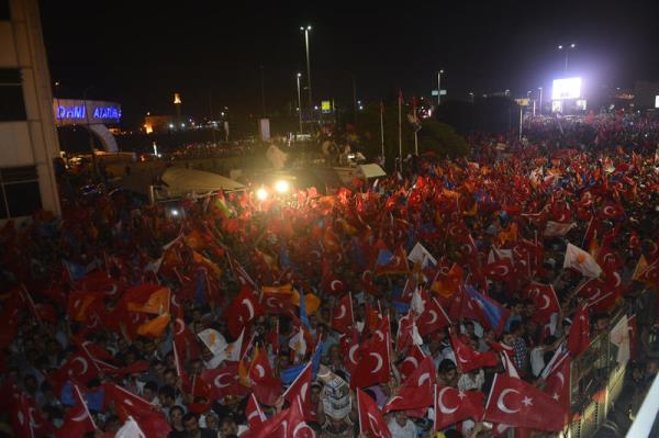 Bir dizi temas iin 3 Haziran'da kt Fas, Cezayir ve Tunus gezisinden bu gece dnmesi beklenen Babakan Recep Tayyip Erdoan', Atatrk Havaliman'nda kalabalk bir grup karlad. Sosyal medya zerinden organize olan, Trk bayraklar ve AK Parti flamalar tayan cokulu bir grup, Atatrk Havaliman Devlet Konukevi nnde bekledi.