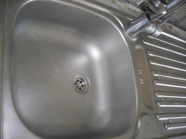 <b> Evye temizli�i </b>  Su lekeleri lavabolar i�in en k�t� g�r�n�m� olu�turuyor. Bunun temizli�i asl�nda sand���m�zdan daha kolay. Bir litre suyun i�ine d�rt ka��k kabartma tozu ekleyin. Kar���m� temiz bir bezle birlikte lavaboya uygulay�n.