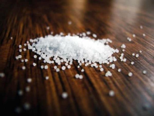 <b> Kan lekesi </b>  Muhtemelen kan lekesi g�n i�erisinde rastlayabilece�iniz en inat�� sorunlardan biridir. So�uk suyun �zerine bol miktarda tuzu d�k�n. Daha sonra bu kar���m� lekenin bulundu�u noktaya d�kerek �stte kalan tuz ile ovalay�n. Bu i�lemi bir, iki dakika s�rd�rd�kten sabunla y�kay�p durulay�n.