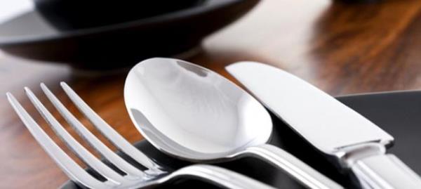 <b> G�m�� parlatma </b>  Muhte�em bir ak�am yeme�i �atal, b��aklar�n�z�n mat g�r�nt�s� ile mahvolabilir. Derin bir kab�n i�ine �l�k su doldurun. Kabartma tozu d�kt���n�z suyun i�ine parlatmak iste�iniz metal e�yalar� b�rak�n. Biraz beklettikten sonra bir s�nger kullanarak soda ile iyice silin. En son so�uk suyla durulad���n�z takdirde parlak ve temiz bir g�r�n�m elde edecektir.