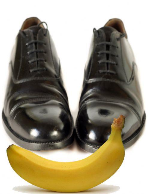 <b> Ayakkab� cilas� </b>  Mat ve pis bir ayakkab�yla kimse dola�mak istemez. E�er ayakkab�n�z� k�sa bir zaman i�erisinde temizleyip patlatmak durumunda iseniz bir muz b�t�n i�i ��zecektir. Muzu ezip bir bez yard�m�yla ayakkab�n�za yedirin ve her �ey haz�r.