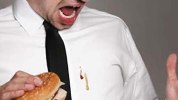 <b> Ya� lekesi </b>  �nemli bir g�nde koltu�a d�k�len bir ya� lekesi u�ra�mak isteyece�iniz son �ey olmal�. Tela�lanman�za gerek yok. Kabartma tozu ve suyu kar��t�rarak yumu�ak bir hamur k�vam�na getirin. Lekenin bulundu�u yere s�r�p biraz bekleyin. Durulad���n�zda lekenin kayboldu�unu g�receksiniz.