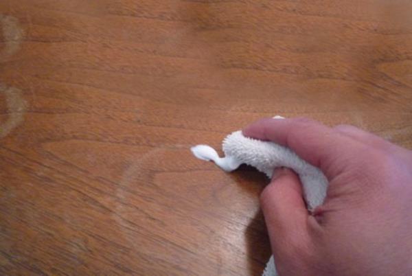 <b> Su lekeleri </b>  A�a� y�zeylerde suyun b�rakt��� izlerden kurtulmak i�in nemli bir beze mayonezi iyice yedirin. Lekelerin bulundu�u yerleri hafif�e ovalay�n. Bu izlerden kurtuldu�u i�in sehpan�z size te�ekk�r edecektir.