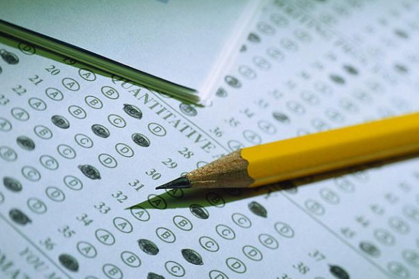 <b> E�itim hayat�n�z�n ilk ciddi s�nav�...</b> �n�n�zde size y�n verebilecek daha bir �ok s�nav ve f�rsat olacak. Bu nedenle sakinlik sizin en b�y�k avantaj�n�z. T�m ��renci arkada�lar�m�z�n ba�ar�l� olmas�n� temenni ederken s�nav g�n� neler yap�p yapmaman�z ile ilgili bu t�yolar� mutlaka okuman�z� tavsiye ederiz.