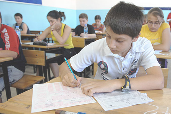 Beyin kandaki �ekeri t�ketir fakat basit karbonhidrat dedi�imiz sofra �ekeri ve bunu i�eren g�dalar �ikolata, tatl�lar veya bisk�viler kan �ekerini h�zla y�kseltip d���rd��� i�in beynin �ekere olan ihtiyac�n� kar��lamaz aksine kanda hipoglisemi ( Kan �ekerinin d��mesi) ye sebep olmas�ndan dolay� t�ketimi �nerilmez, bu y�zden beynin kan �ekerini sa�layacak olan �ekerler sabah t�ketilecek, s�t, ekmek, yulaf, meyve v.b besinlerden al�nacak �ekerlerdir. Bu y�zden s�nav �ncesi ve s�nav s�ras�nda basit karbonhidrat i�eren tatl�lar�n t�ketimi yanl��t�r.