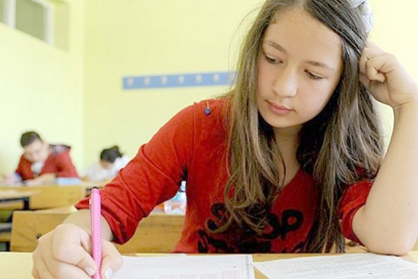 <b> DO�RU BESLEN�N, BA�ARINIZI ARTIRIN </b> �zel okullar, SBS ve LYS s�navlar�na say�l� g�nler kala yo�un stres ile geli�en yeme davran�� bozuklu�u; beraberinde kilo kay�plar� veya a��r� kilo alma, mide bulant�s�, kab�zl�k ve ba� d�nmeleri gibi bir�ok sa�l�k problemine sebep olabiliyor. Bu d�nemde yeterli ve dengeli bir beslenme program� uygulan�rsa; hem sa�l�k problemlerinden korunma hem de do�ru besin se�imi ile ba�ar�y� art�rmak m�mk�n olabilir.