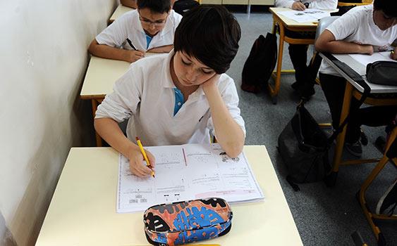 Ki�inin al��kanl��� olan daha �nce yedi�inde v�cutta reaksiyon vermeyen besinler al�nmal�d�r. Besin zehirlenmeleri riski oldu�u i�in 1 g�n �ncesinde d��ar�da yemek yenmemelidir; mayonez, tavuk gibi �abuk bozulabilecek g�dalardan sak�n�lmal�, a��kta sat�lan g�dalar t�ketilmemelidir.