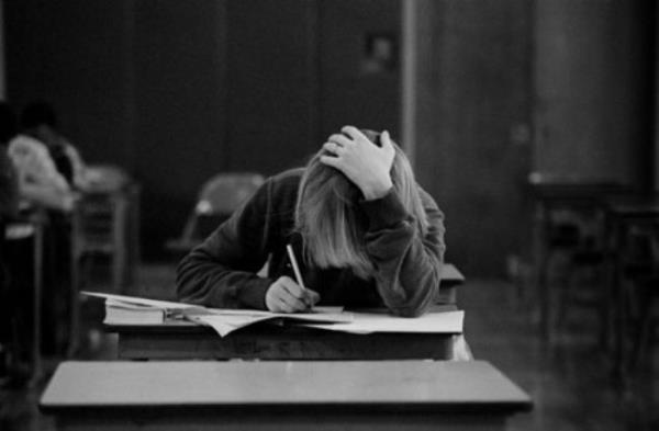 �zellikle bu d�nemde �ok fazla �ay, kahve ve kola i�mek kalp �arp�nt�s�na, huzursuzlu�a, ge� saatlerde uykusuzlu�a, korku ve endi�eye neden olur. Kolal� i�ecekler bol miktarda kafein i�erir. Bunlar�n yerine C vitamini i�eri�i y�ksek ku�burnu, papatya, ada�ay� gibi bitki �aylar� t�ketmek daha do�rudur.