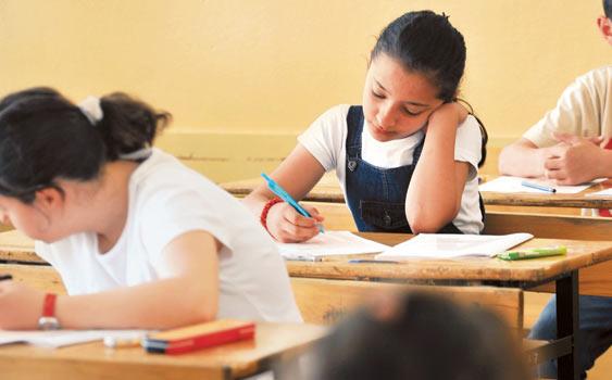 <b> YA�LI VE A�IR Y�YECEKLERDEN KA�ININ </b> Bir g�n �ncesinde gaz problemi olu�turacak kuru baklagil, lahana gibi besinlerden uzak durulmal�d�r. Ba�ar�y� olumsuz etkileyece�i i�in k�zartma, bir�ok besinin bir araya gelmesiyle olu�an kar���k yemekler, �ok ya�l�, a��r soslu yemekler tercih edilmemeli m�mk�n oldu�u kadar hafif, ya�s�z besinler t�ketilmelidir. A��r� �ay kahve t�ketimi uykususuzlu�a neden olabilir