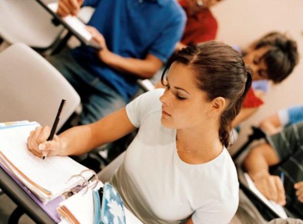 <b> SINAV SABAHI �RNEK KAHVALTI M�N�S�: </b> 1 bardak meyve suyu ( Taze s�k�lm�� tercih edilir) 1 dilim peynir 1 yumurta ( Ha�lanm�� veya ya�s�z tavda omlet) 1 tam ceviz veya 5-6 badem 4-5 adet zeytin 1tatl� ka���� pekmez 1 -2 dilim tam bu�day ekme�i 1kivi veya 5-6 �ilek veya 1 yemek ka���� kuru �z�m Domates, salatal�k