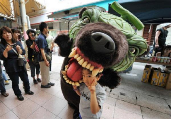 30. Korkun� bir yarat��a b�r�nmek