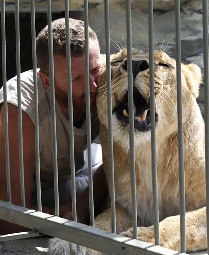 Bu adam g�renleri �a��rt�yor