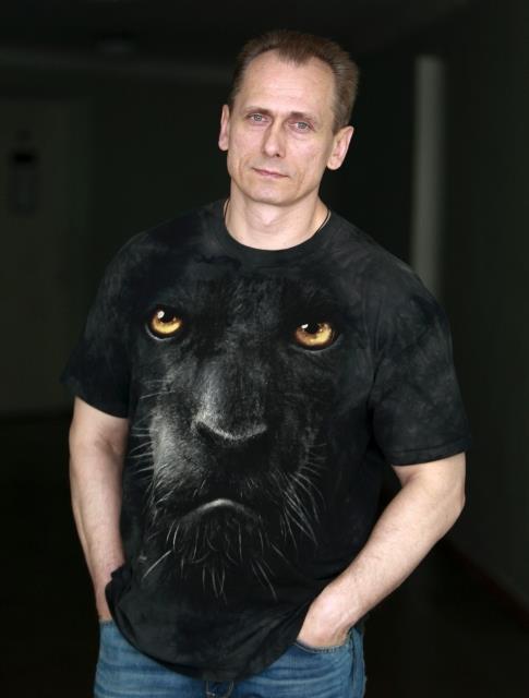 Bu adam g�renleri �a��rt�yor