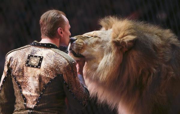 Bu adam g�renleri �a��rt�yor