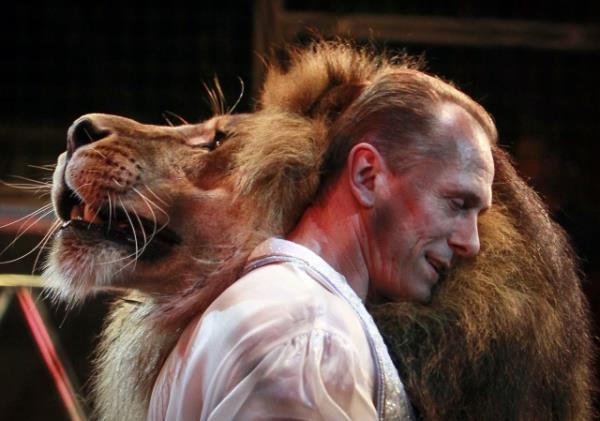 Bu adam g�renleri �a��rt�yor