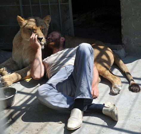 Bu adam g�renleri �a��rt�yor