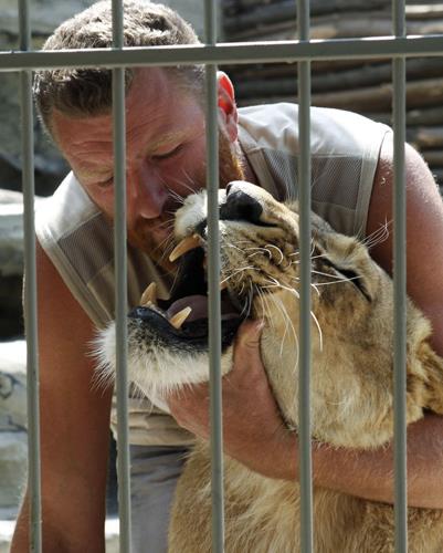 Bu adam g�renleri �a��rt�yor