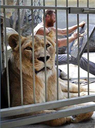 Bu adam g�renleri �a��rt�yor