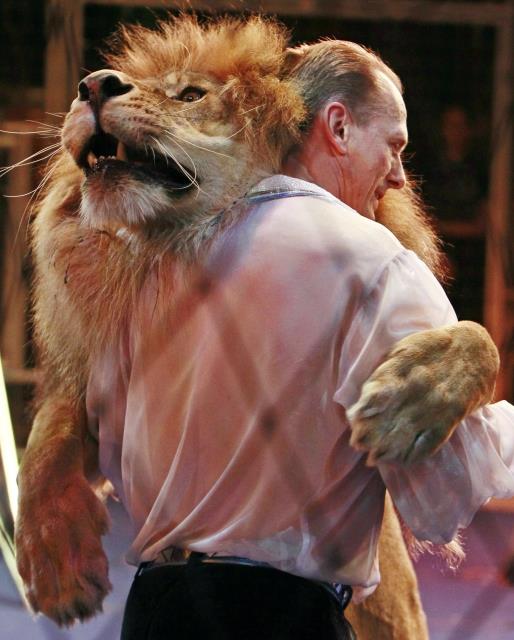 Bu adam g�renleri �a��rt�yor