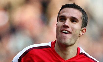 Robin van Persie:  Hollanda futbolunun en parlak gen�lerinden biri. �ngiltere’nin �nde gelen tak�mlar�ndan Arsenal’�n gol umudu olarak g�rev yap�yor. Hem kanatta hem forvette g�z dolduruyor. 2006 D�nya Kupas�’nda da Hollanda Milli Tak�m�’nda g�rev alan van Persie, Fasl� e�iyle evlenince M�sl�man oldu�unu a��klam��t�.