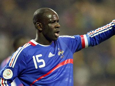 Lilian Thuram:  Futbol tarihine ad�n� alt�n harflerle yazd�ran Pointe-a-Pitre as�ll� Frans�z stoper 1998 D�nya Kupas� yar� finalinde umutlar�n t�kendi�i bir anda sahne ��k�p tak�m� ad�na att��� iki gol hala haf�zalarda. Literat�re “Ma�ripli �ocuklar�n Paris’i yakmas�” olarak ge�en Fransa’daki g��men ayaklanmalar� s�ras�nda yapt��� a��klamalarla takdir toplad�. O da Sarkozy’nin belal�lar�ndan.