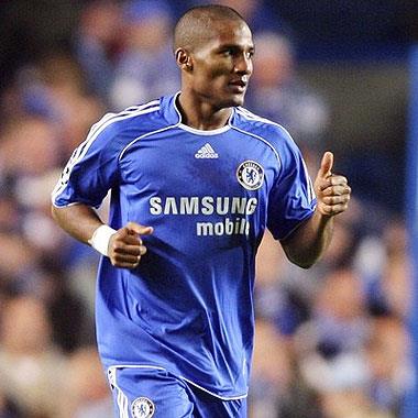 Florent Malouda:  Chelsea’n�n ba�ar�l� oyuncusu. Sol kanatta adeta bir f�rt�na gibi esiyor. Frans�z Milli Tak�m�’ndaki yerini gitgide sa�lamla�t�r�yor.
